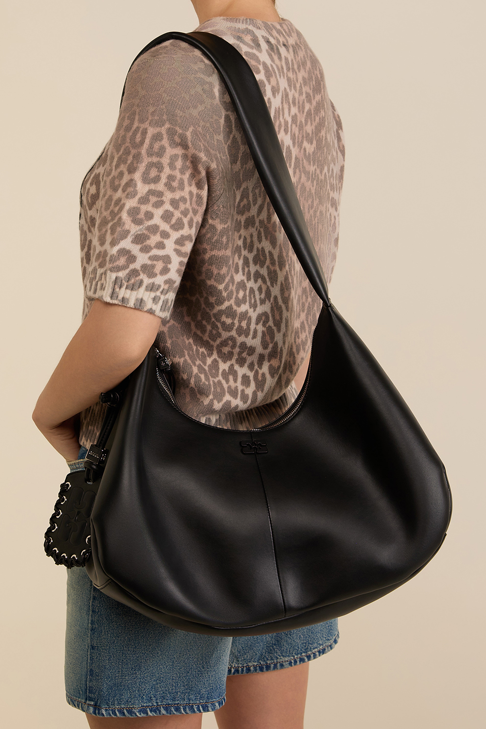 תמונת כל הלוק של תיק כתף